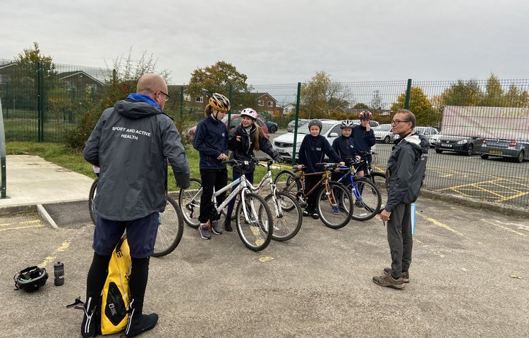 Image of Year 7 and 8 pupils take up advance cycling course