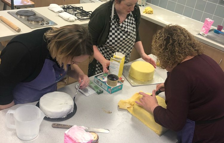 Image of Teachers have lessons in making Christmas cakes